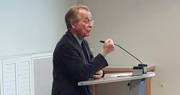 Bloß nicht allein daheimhocken! – Franz Müntefering begeistert in Würzburg mit seinen Gedanken übers Älterwerden