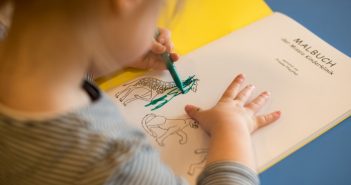 Neue Malbücher für die kleinen Patienten der Missio Kinderklinik