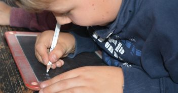 Neustart für Aktionsprogramme und Führungen im Fränkischen Freilandmuseum Fladungen. Das Rhön-Zügle dampft erst 2021 wieder durchs Streutal