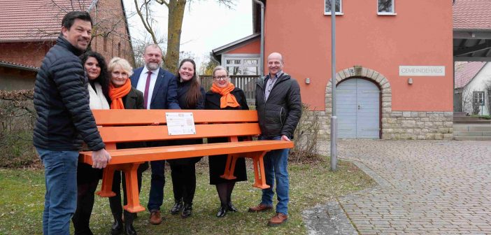 Ein Zeichen gegen Gewalt an Frauen auf Wanderschaft: Die orangefarbene Bank macht Halt in Gelchsheim