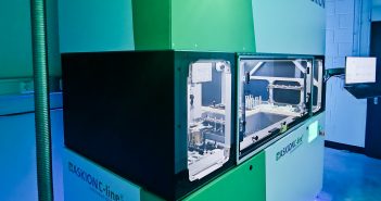Mittels der ASKION C-line® Workbench werden humane Bioproben bei bis zu −185 °C kontrolliert eingefroren und automatisiert weiterverarbeitet. Foto: Jörg Fuchs / UKW